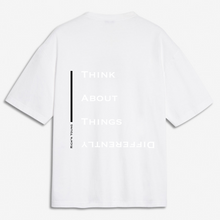 Lade das Bild in den Galerie-Viewer, Think about things Differently Oversize shirt - Rich&#39;n Young
